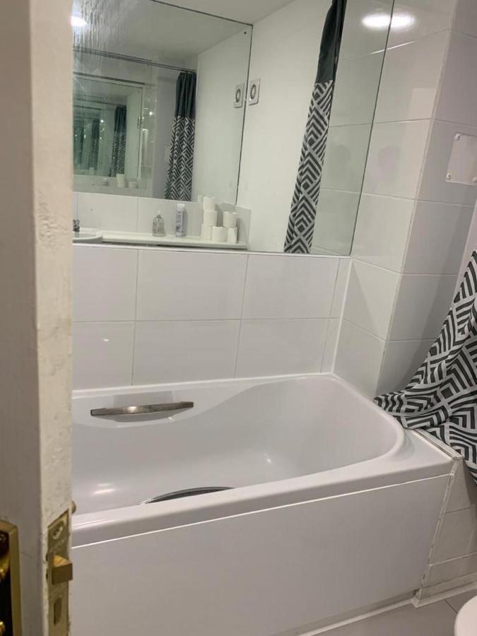 הוילה Charming 2-Bed House In לונדון מראה חיצוני תמונה